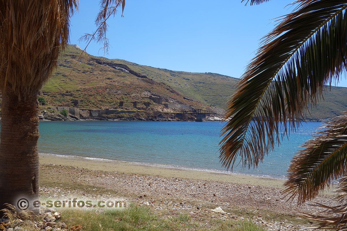 Restaurant sur le sable à Megalo Livadi