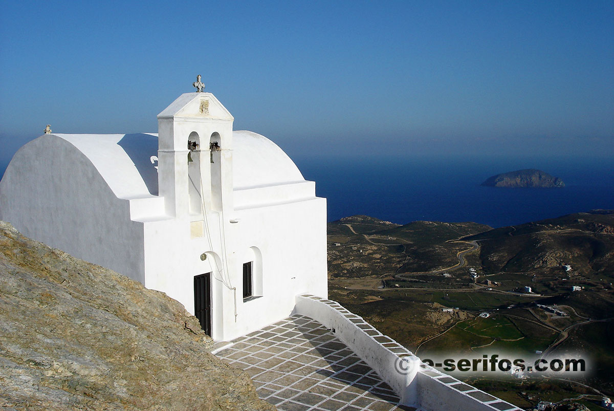 Une église dans Kastro de Chora avec vue à Livadi