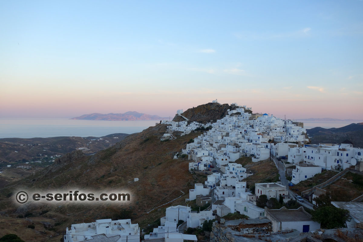 La capitale de Serifos, Chora, au coucher du soleil