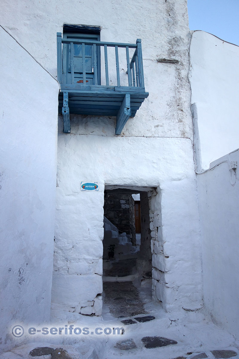 Ruelle pavée à Chora