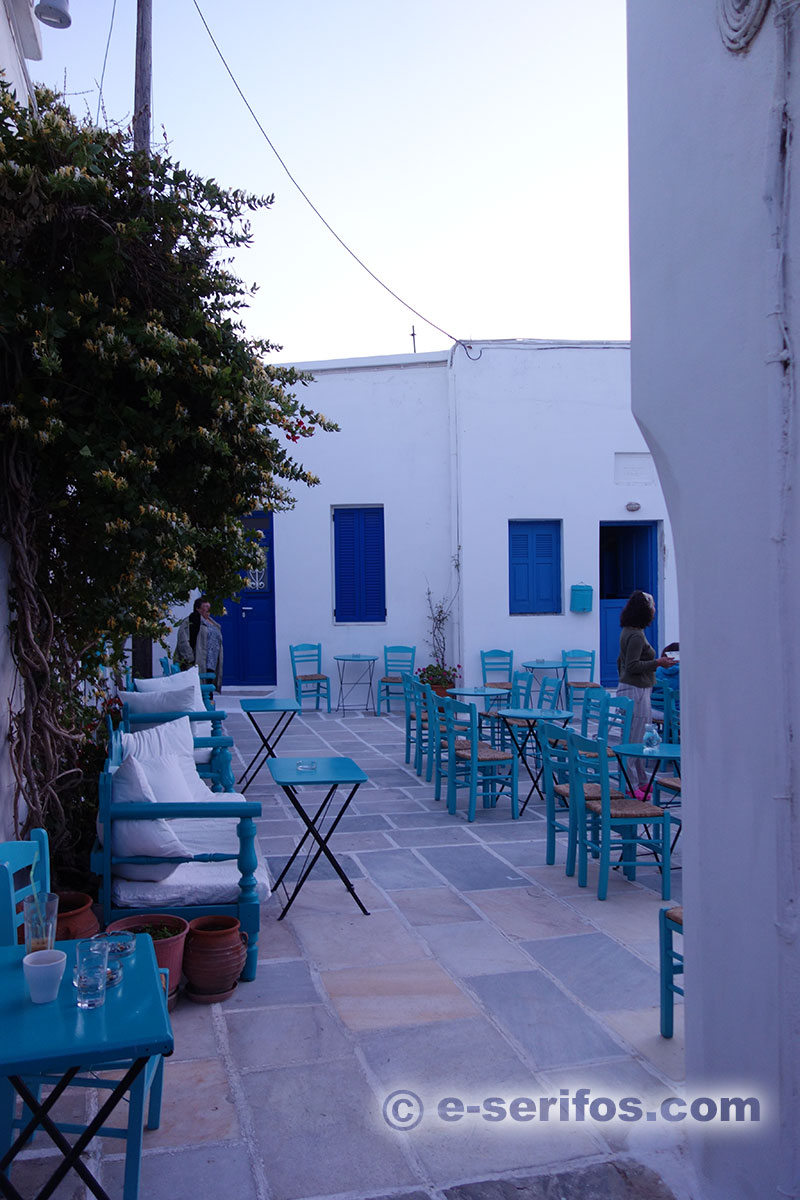 Café traditionnel à Chora, sur la place centrale
