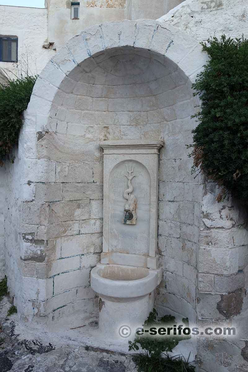Robinet de marbre à l'entrée de Chora