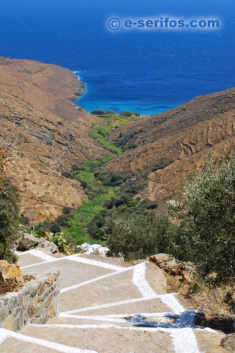 Le sentier menant à la plage Kentarhos