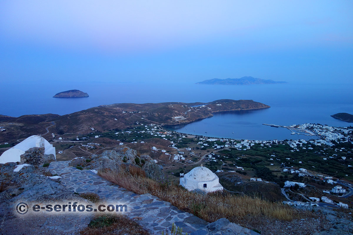 Photo panoramique du village Livadi à Serifos