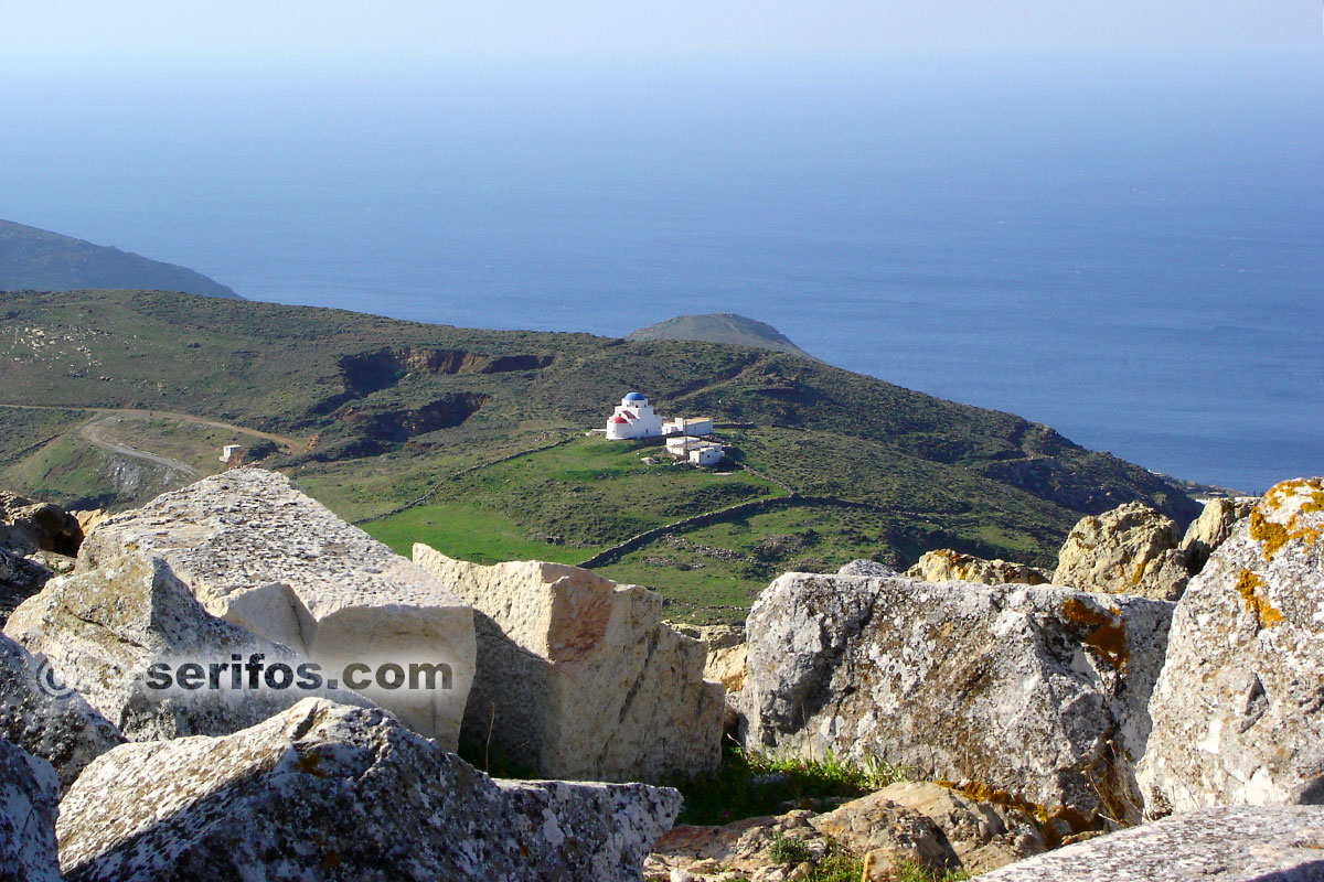 La chapelle de la Agia Triada (Sainte Trinité) peinte avec des couleurs vives