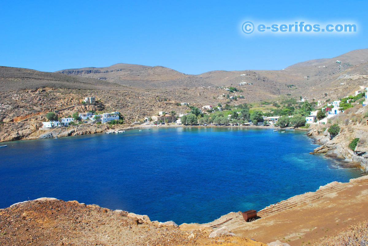 La plage de Megalo Livadi vue depuis les installations minières