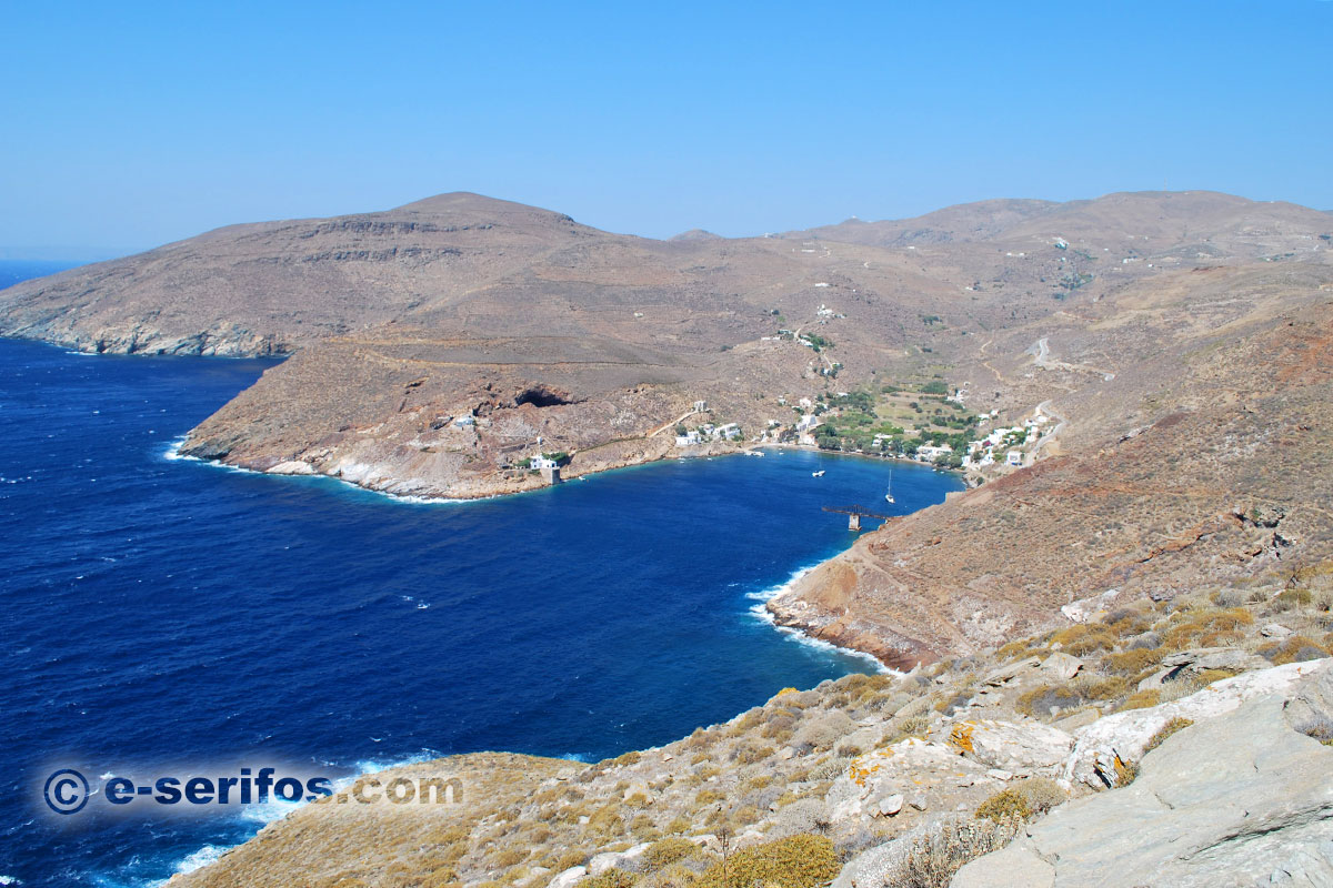 La plage et les galeries de mines à la région de Megalo Livadi