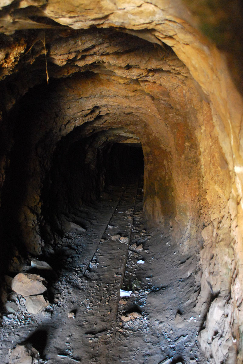 Les galeries des mineurs à Megalo Livadi à Serifos