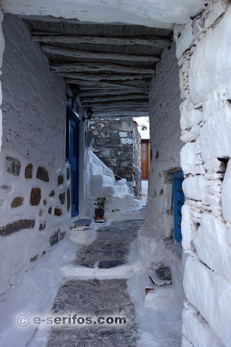 Ruelle pavée avec arc en Serifos
