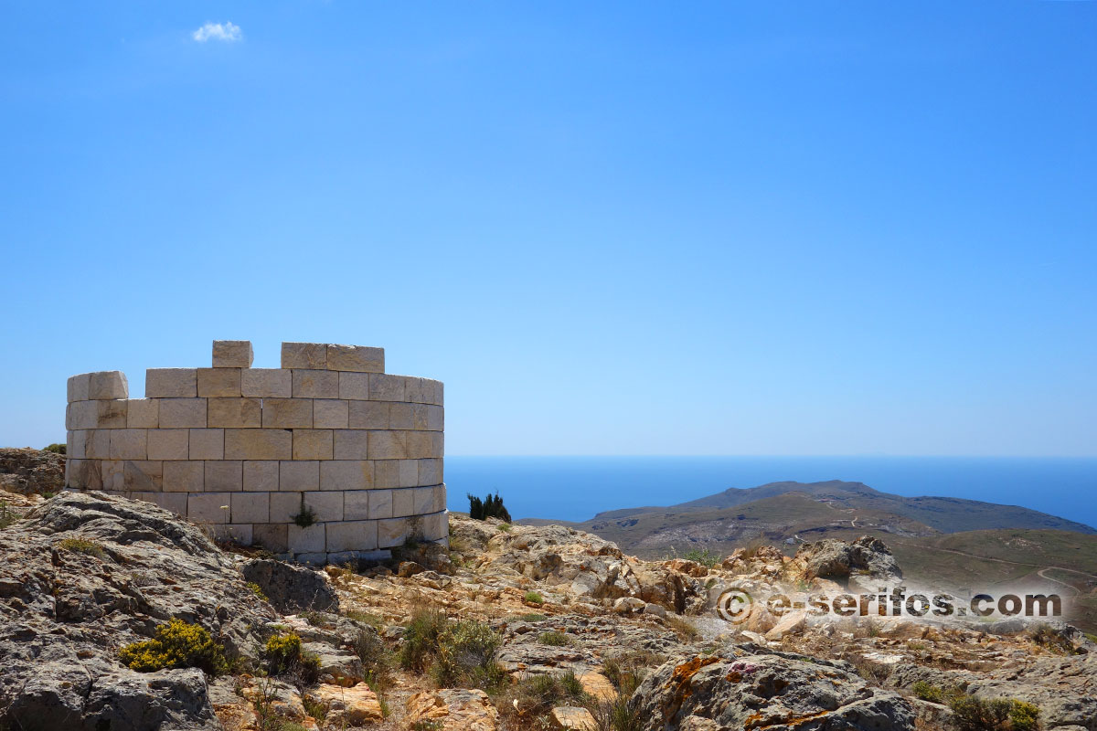 Le Aspros Pirgos (Tour Blanche) dans la région de Koutalas à Serifos