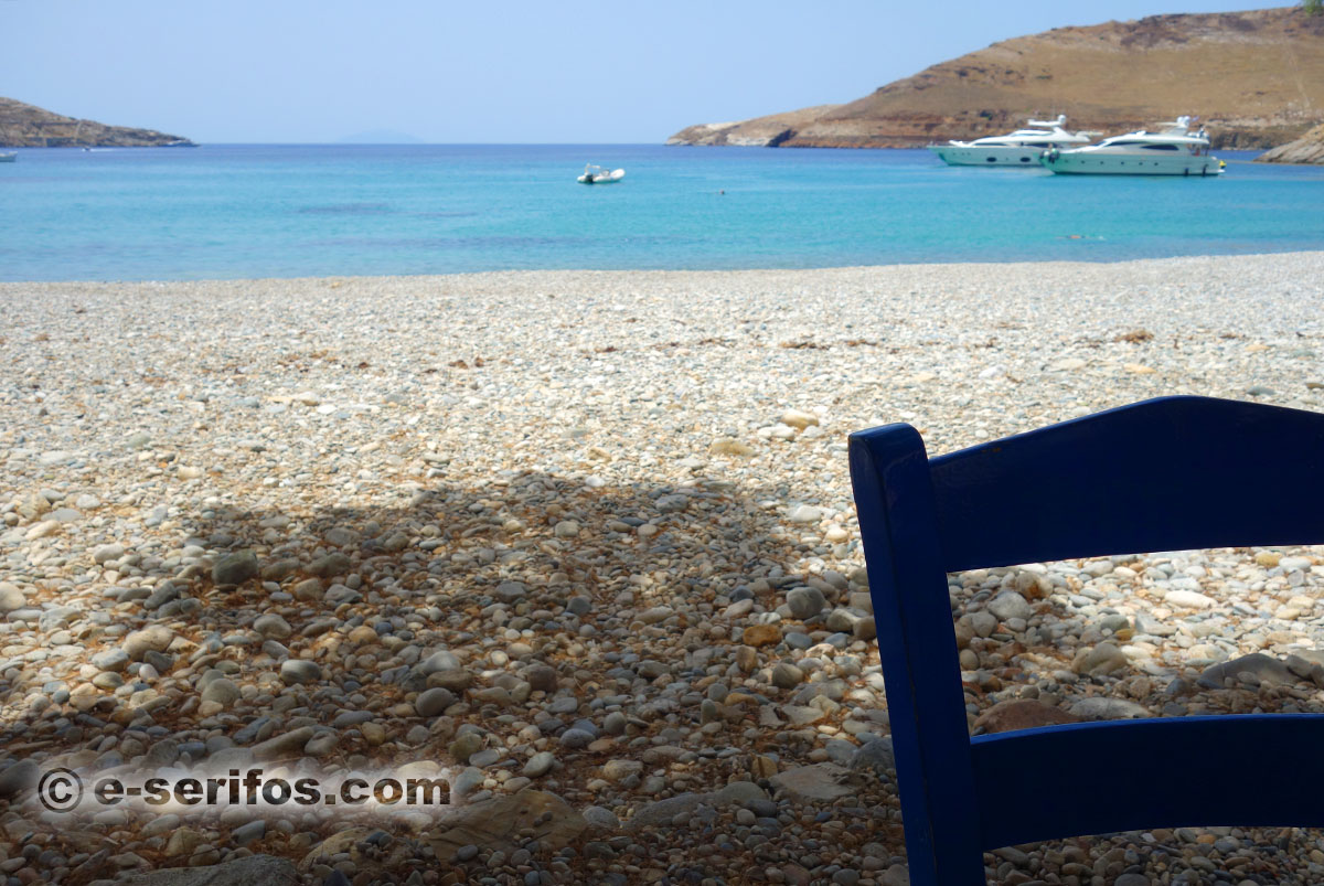La plage de Ganema avec des bateaux rapides amarrés