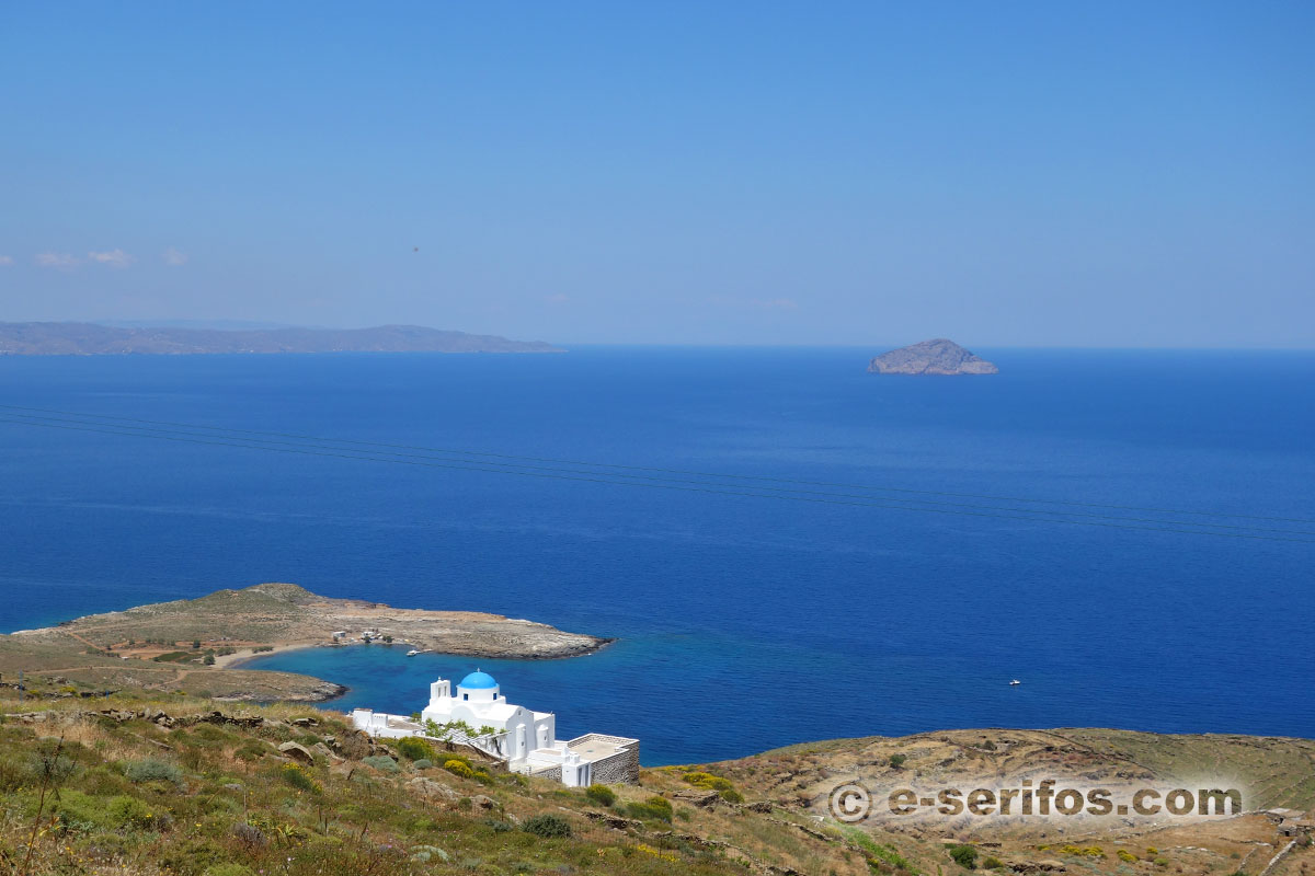 La chapelle Panagia Skopiani et la plage de Platis Gialos